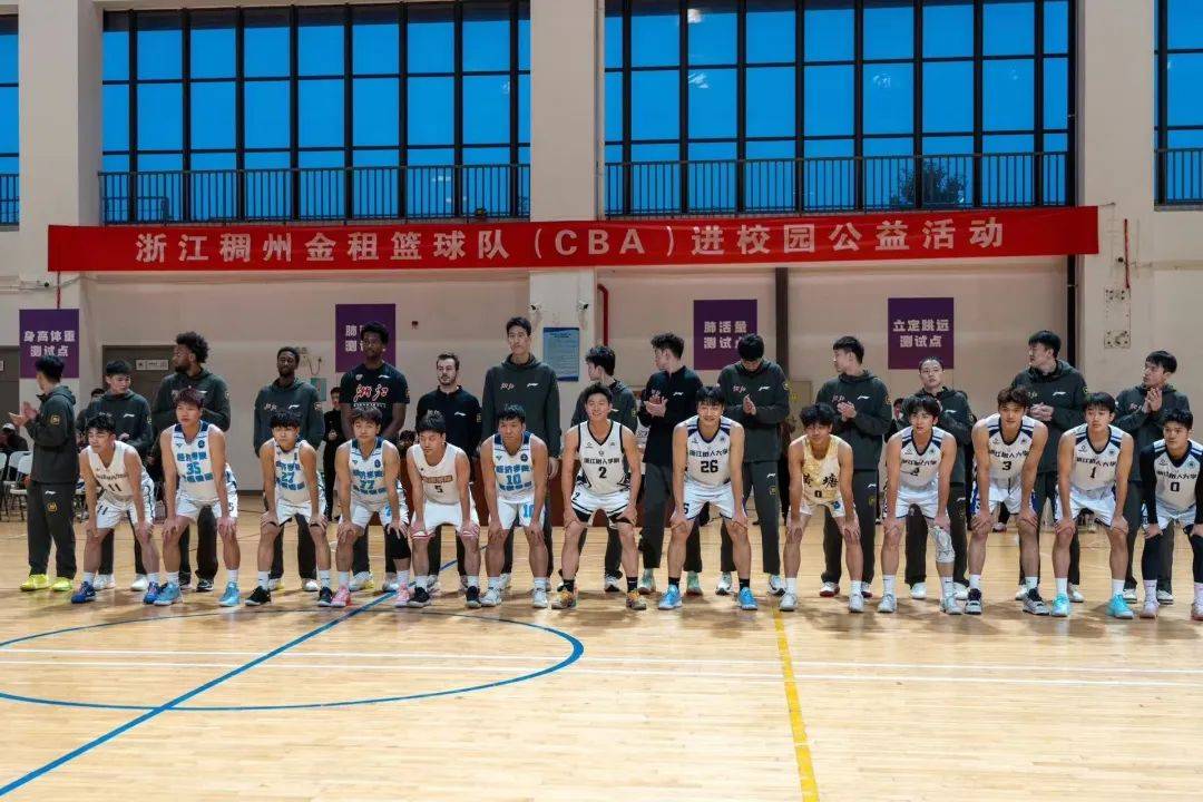 热情洋溢的球迷，支持自己心爱的CBA球队